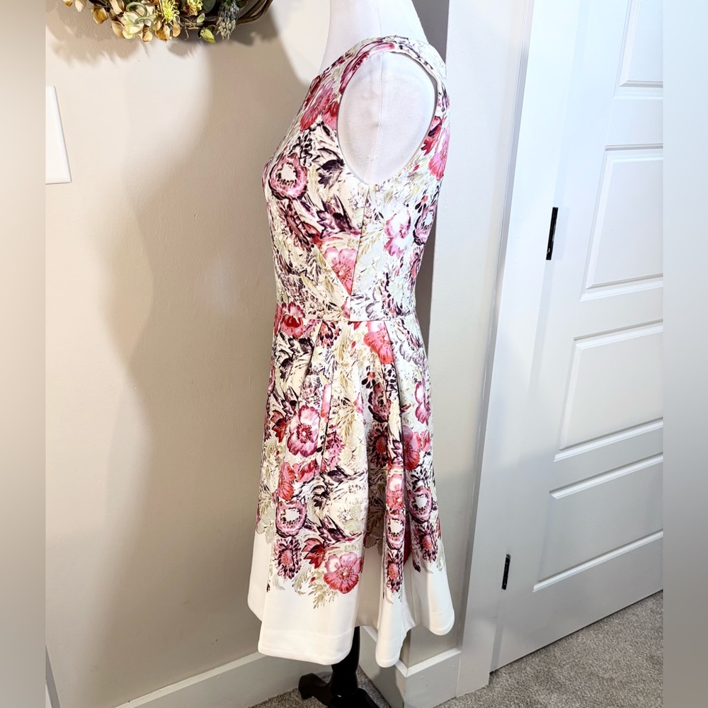 JUST TAYLOR Scuba Floral Pleated
Fit-and-Flare Dress w/ Pockets Sz 2🧡 - Picture 8 of 11